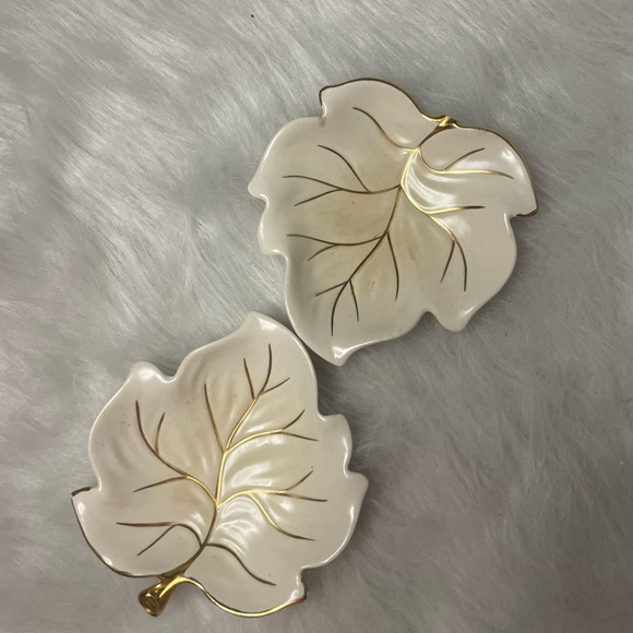 Vintage Carlton Ware White
cream Leaf dishes. Serving, Wall
decor, trinket dish - Picture 1 of 4